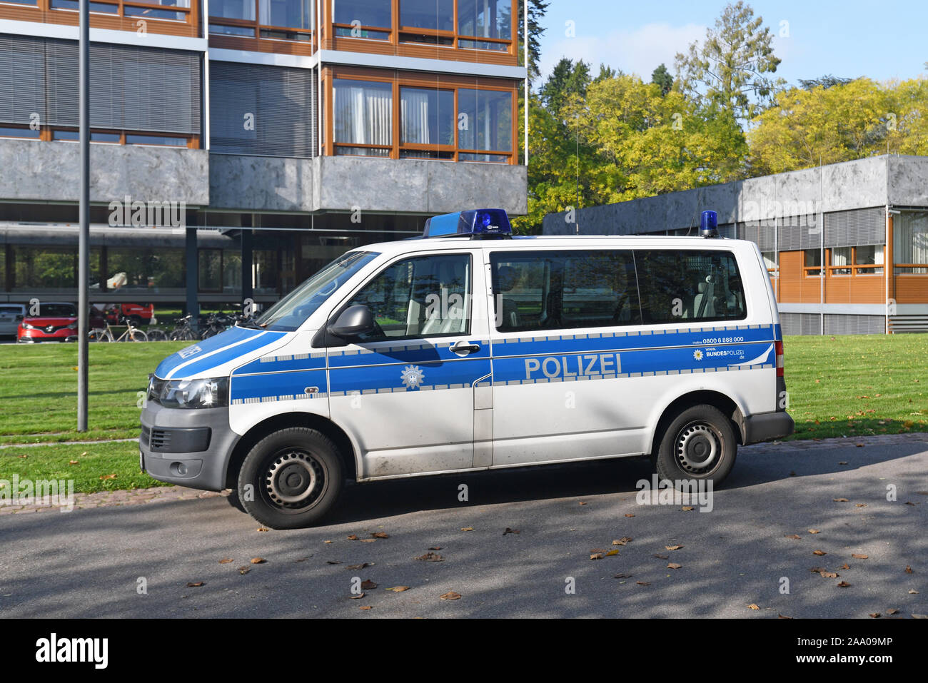 Karlsruhe, Germania - Ottobre 2019: Polizia parcheggio auto di fronte la Corte costituzionale federale della Germania Foto Stock