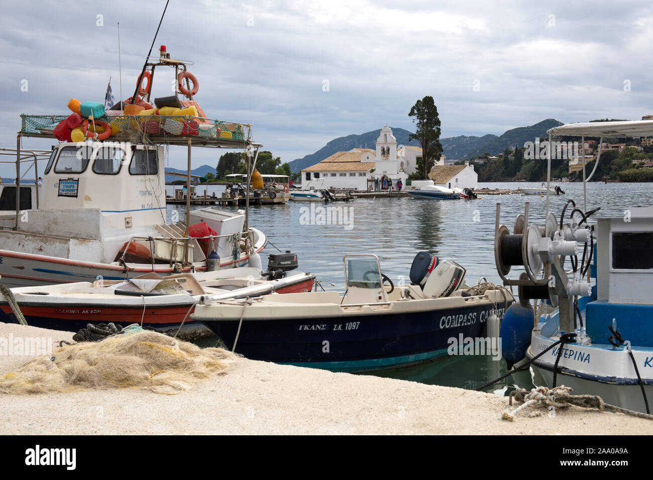 Barche da pesca Vlacherna Monastery Harbour, Corfù, Grecia Foto Stock