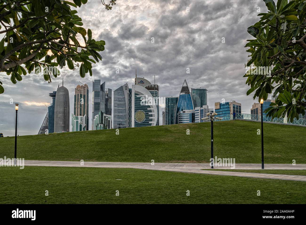 Doha, Qatar Skyline vista diurna dal parco Sheraton con nuvole nel cielo sullo sfondo Foto Stock