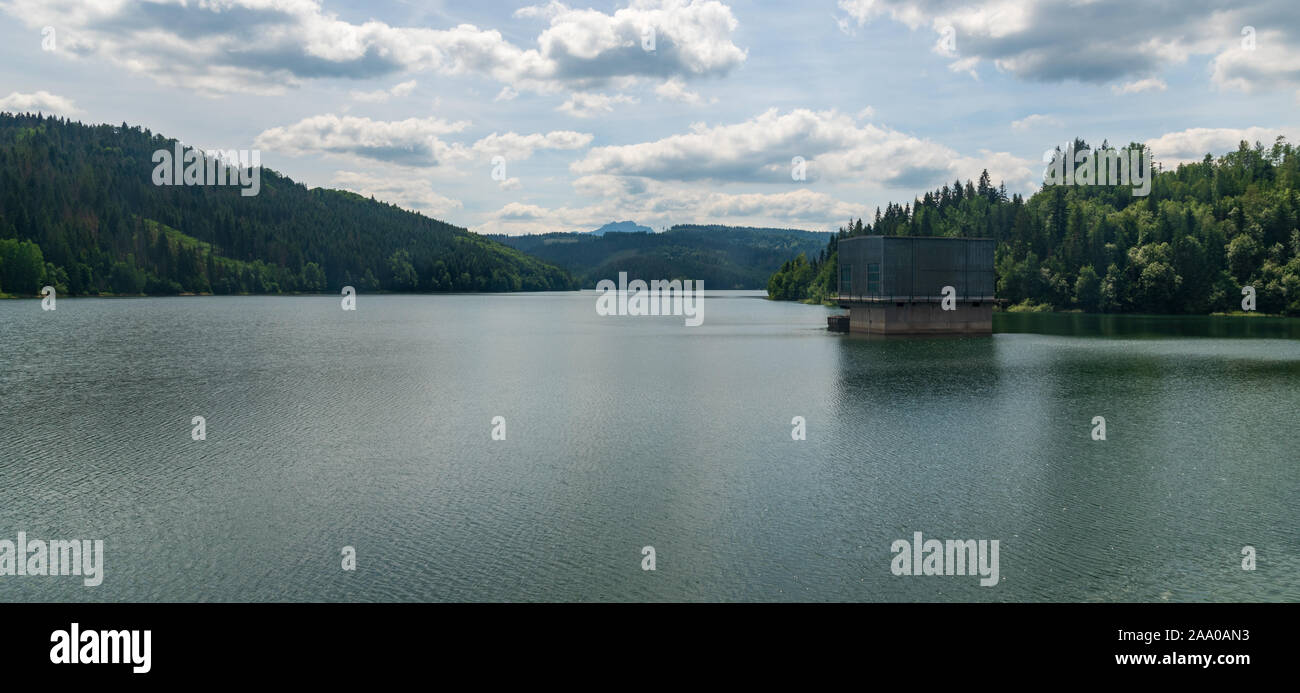 Nova Bystrica serbatoio di acqua con colline intorno in Slovacchia durante la bella giornata estiva con cielo blu e nuvole Foto Stock