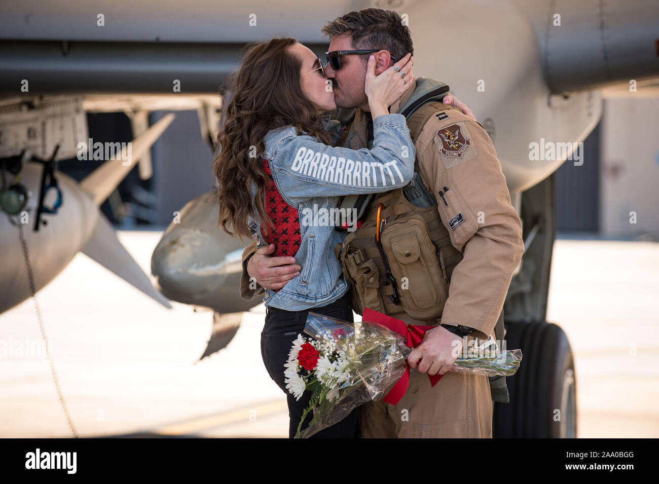 Stati Uniti Air Force Capt. Daniel Lagomarsino, 75° Fighter Squadron A-10C Thunderbolt II pilota, e la sua ragazza, Kacey Borden, condividere un abbraccio durante una ridistribuzione a Moody Air Force Base, Ga., 25 gennaio, 2019. Il settantacinquesimo FS restituito da sud-ovest Asia dopo sei mesi di distribuzione nel supporto del funzionamento della libertà Sentinel. (Brevetto statunitense n. S. Air Force foto di Andrea Jenkins) Foto Stock