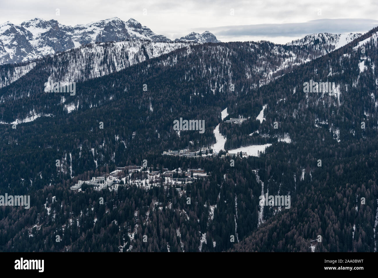 Folgarida 1400 stazione di sci con alberghi e tutte le infrastrutture, situato in Val di Sole, uno dei più noti ski area delle Alpi a Trento, Italia Foto Stock