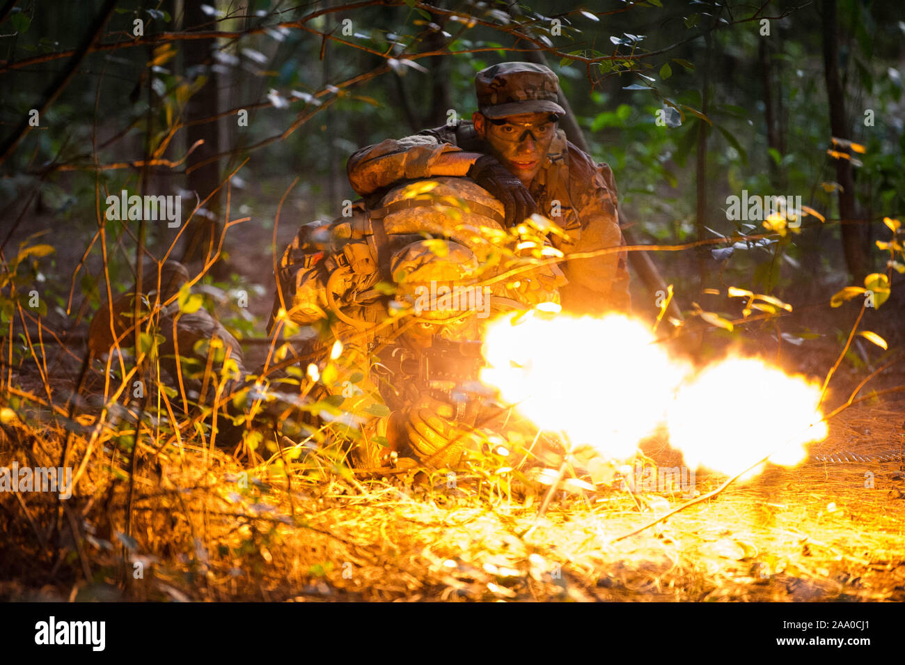 Il personale Sgts. Jose Obregon e Giuseppe ritmo, Ranger Valutazione di corso gli studenti, il fuoco sulle forze contrapposte durante una simulazione di reagire a contatto vicino alla caserma Schofield, Oahu, Hawaii, 23 maggio 2019. Venti-tre aviatori da tutta la Air Force ha recentemente fatto convergere su un campo di addestramento per tre settimane di Ranger corso di valutazione maggio 12-31, 2019. Il aviatori che passano il Ranger Valutazione corso guadagnare più di un biglietto nella scuola di Ranger e conoscenze sulle tattiche di esercito - imparano a piombo. Foto Stock