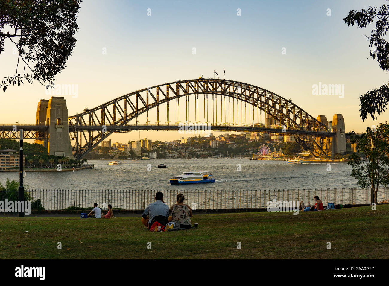 Le coppie a guardare il Ponte del Porto di Sydney al Tramonto Foto Stock