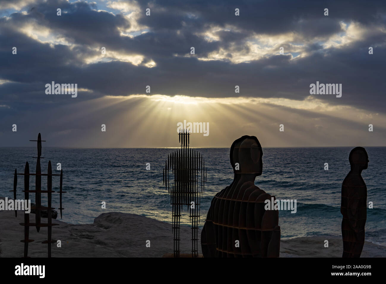 Sculture astratte di uomini di mare, di sunrise Foto Stock