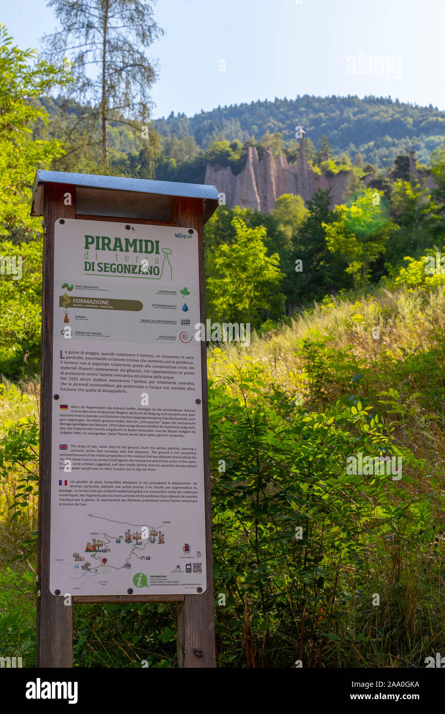 Una delle attrattive geologiche di Segonzano si trovano piramidi. Questi "piramidi" sono in realtà rimane di gres pilastri che non sono colpite da erosi Foto Stock