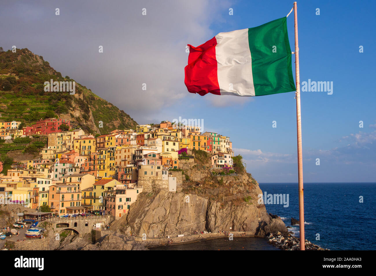 Bandiera Italiana nel villaggio di Manarola nelle Cinque Terre, Foto Stock