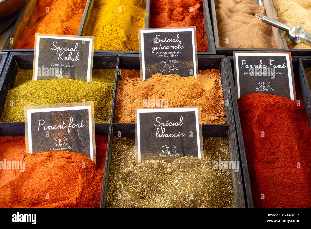 Spezie al mercato di strada in Arles, Francia Foto Stock