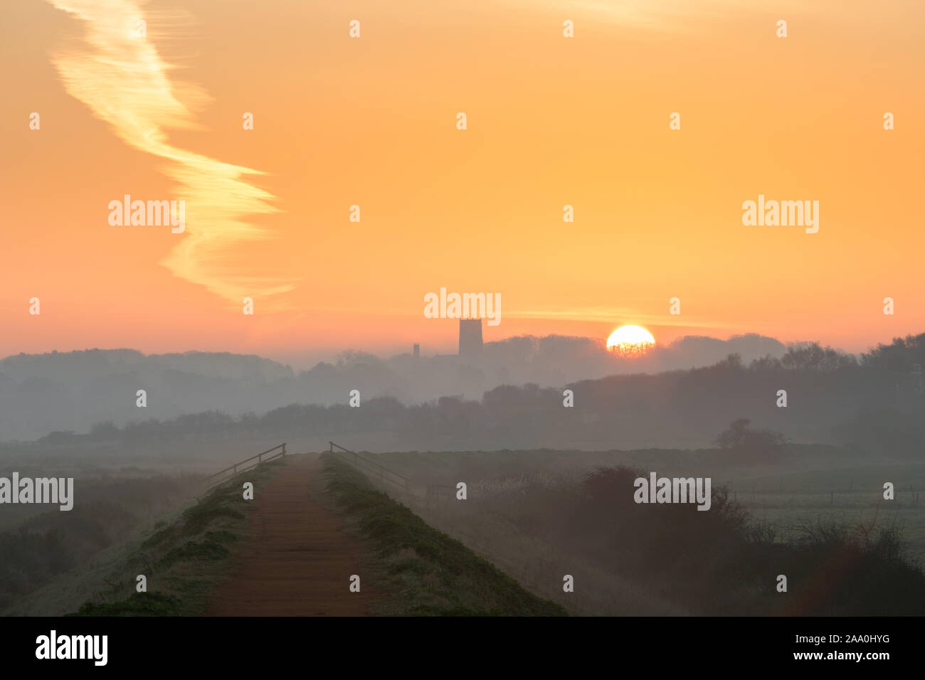 Sentiero da Blakeney a Morston, North Norfolk Coast, East Anglia, Regno Unito Foto Stock