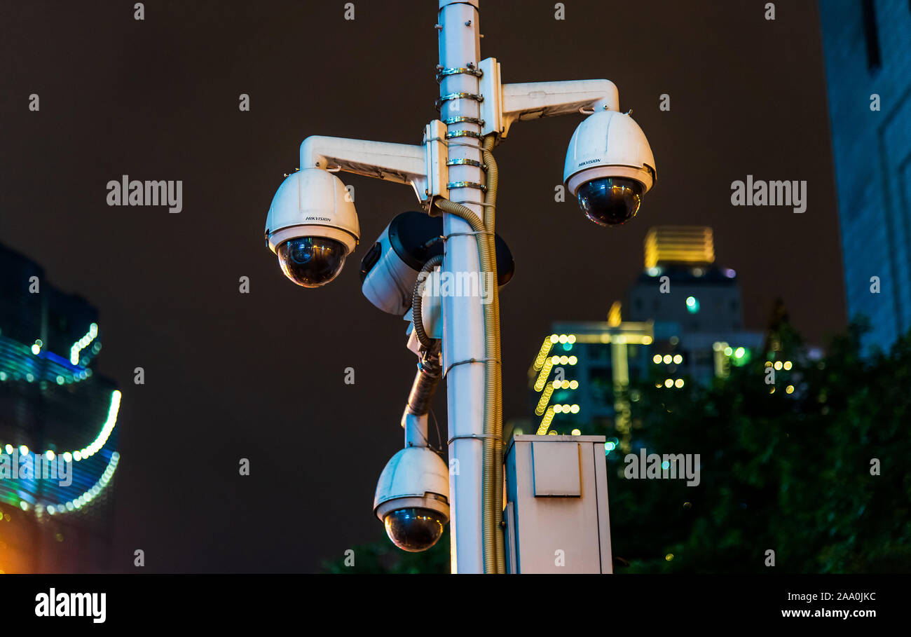 Chongqing Cina - Luglio 22, 2019: sorveglianza telecamera TVCC sulla strada di una visione comune a Chongqing, la città con il più grande numero di telecamere in ch Foto Stock