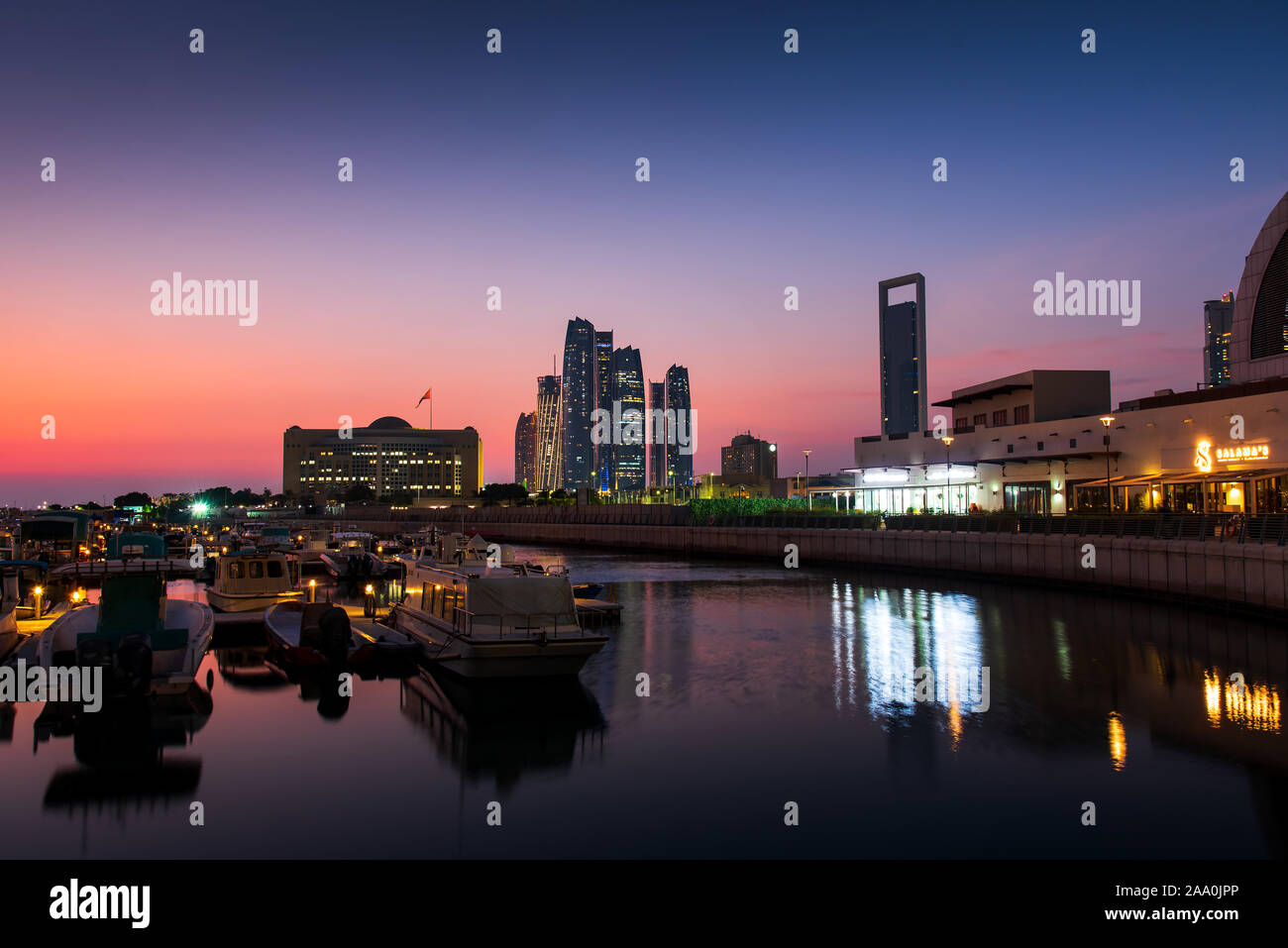Abu Dhabi, Emirati Arabi Uniti - 28 Ottobre 2019: Abu Dhabi moderno skyline si riflette nell'acqua di Al Bateen marina al crepuscolo Foto Stock