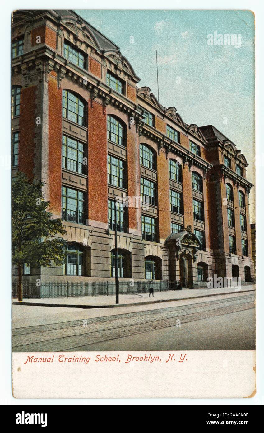 Cartolina illustrata dell'esterno del manuale la scuola di formazione in Brooklyn, New York City, pubblicato da foto e arte cartolina postale Co, 1906. Dalla Biblioteca Pubblica di New York. () Foto Stock