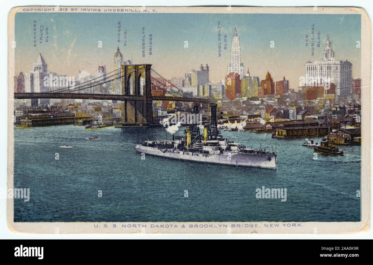 Cartolina illustrata di U.S.S, 1912. Il Dakota del Nord la vela nei pressi del Ponte di Brooklyn Bridge, con il Bankers Trust Building, cantante edificio, Woolworth Building e nuovo edificio comunale in background, New York City, creato da Irving Underhill. Dalla Biblioteca Pubblica di New York. () Foto Stock