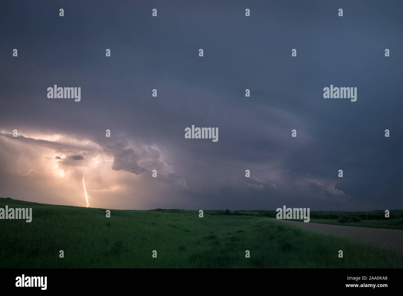 Un fulmine da un supercell temporale su pianure del nord, STATI UNITI D'AMERICA durante il blu ora. Foto Stock