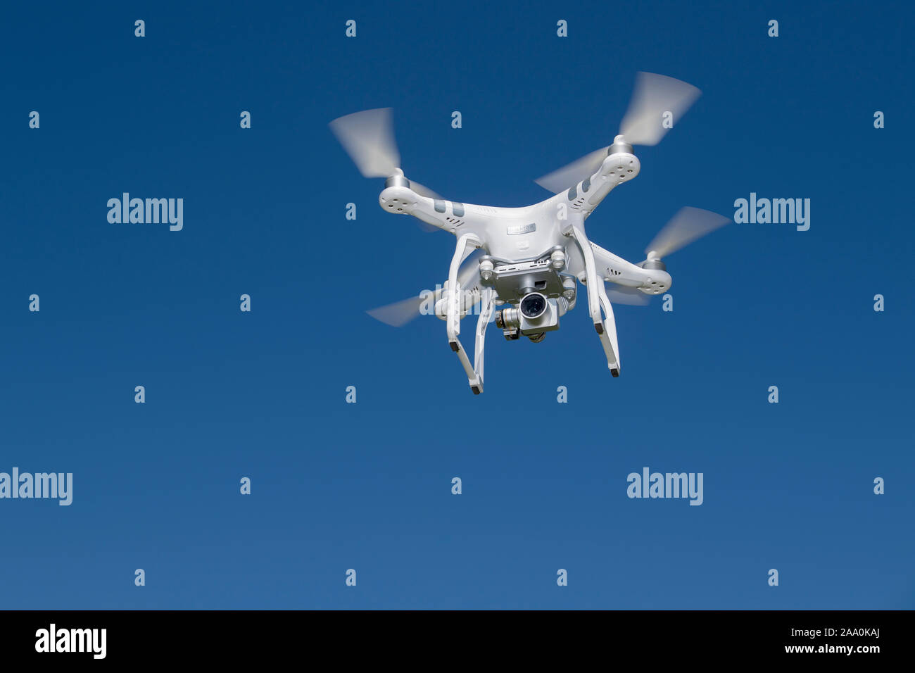 Fotocamera Drone in volo contro un cielo blu chiaro. Foto Stock