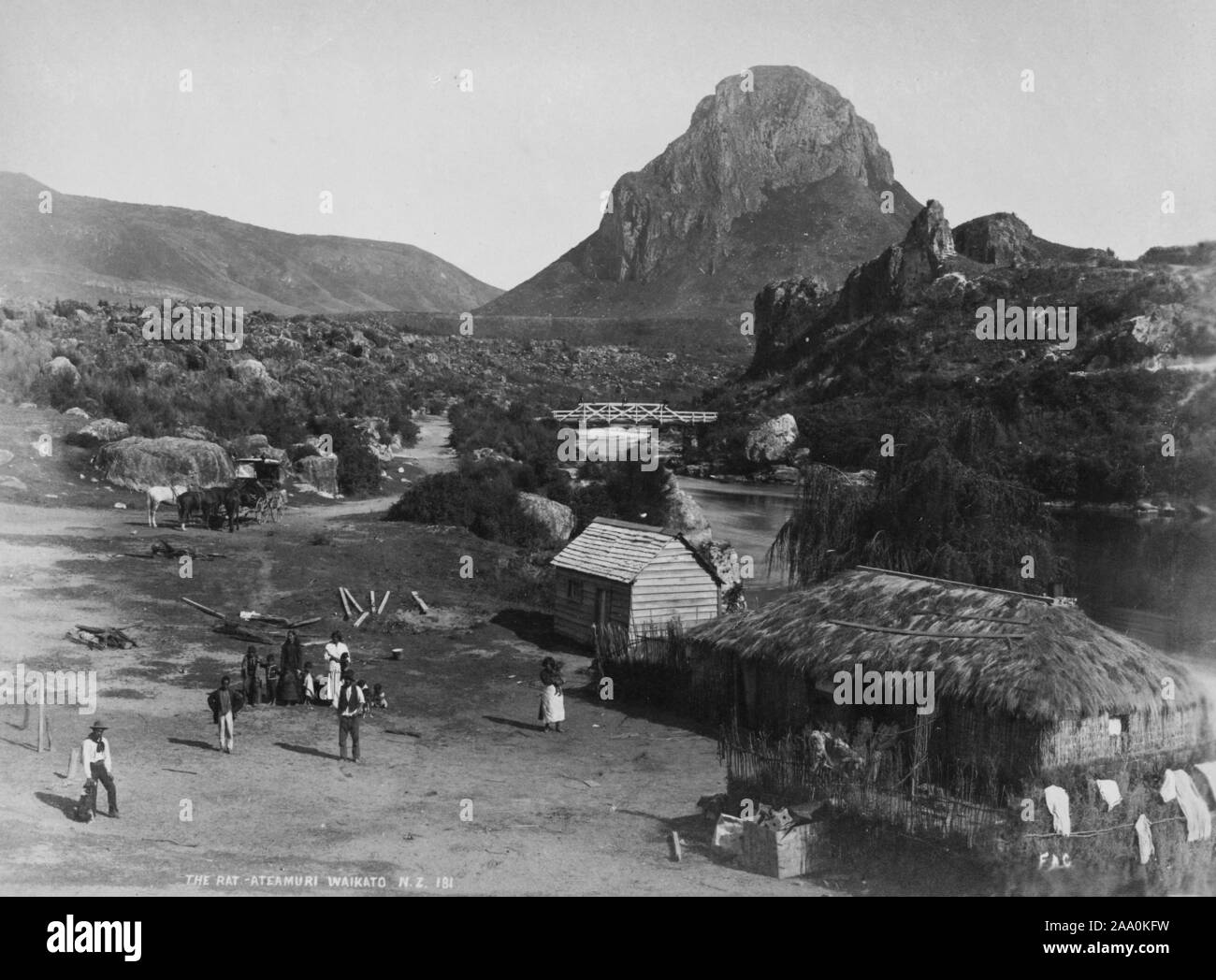 Bianco e nero fotografia paesaggio del Atiamuri villaggio sulle rive del fiume Waikato con una vista del monte Pohaturoa in background, Distretto di Rotorua, Nuova Zelanda, dal fotografo Frank Coxhead, 1885. Dalla Biblioteca Pubblica di New York. () Foto Stock