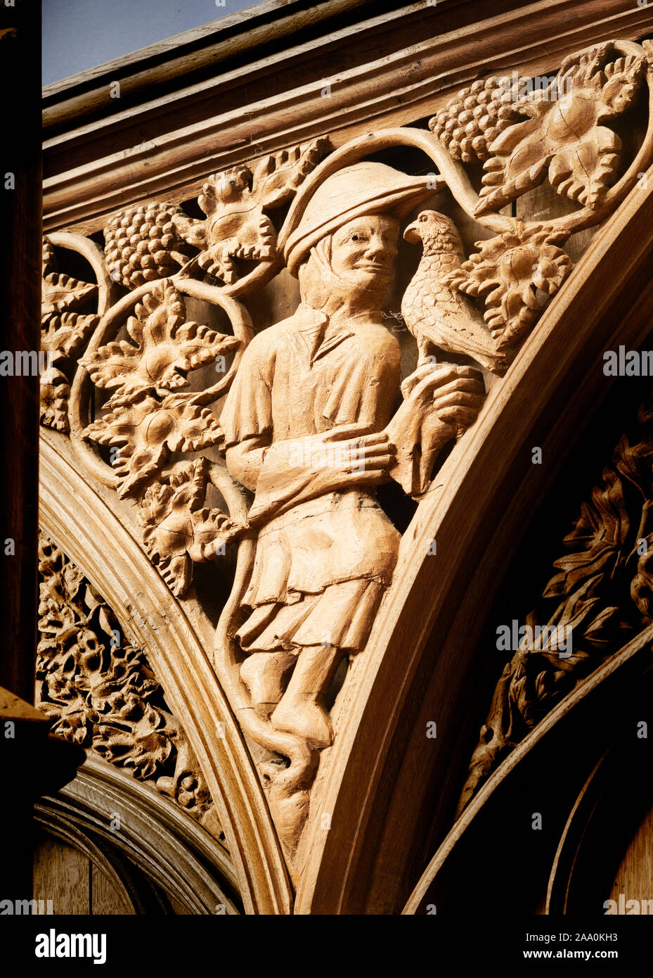 Un falconiere e falco scolpito su una tavoletta di legno in stallo il coro presso l'inglese cattedrale medievale di Winchester, Inghilterra. Foto Stock