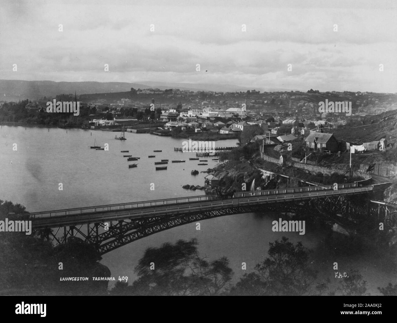 In bianco e nero la fotografia aerea del Re del ponte del fiume Esk all'ingresso della Cataract Gorge a Launceston, Tasmania, Australia, dal fotografo Frank Coxhead, 1885. Dalla Biblioteca Pubblica di New York. () Foto Stock