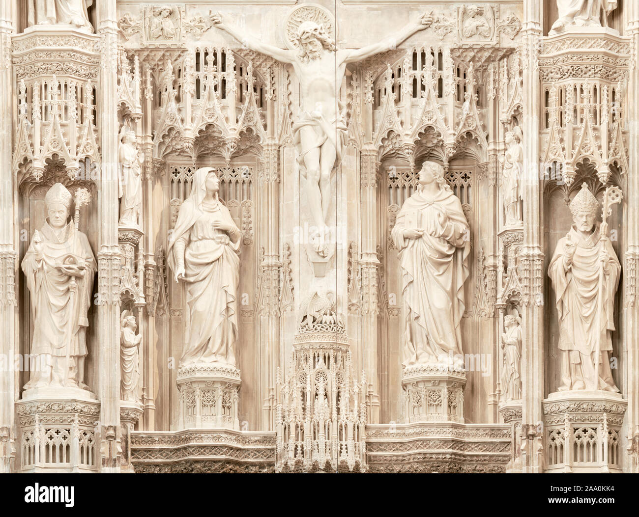 La crocifissione di Gesù Cristo scolpito in pietra sul reredos dietro l altare in inglese cattedrale medievale a Winchester, Inghilterra. Foto Stock