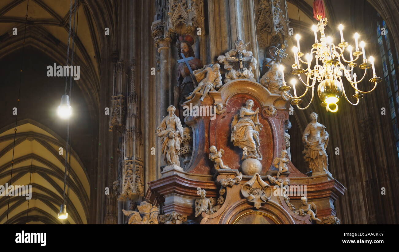 VIENNA, AUSTRIA-ottobre 9, 2017: sculture e opere d'arte all'interno della cattedrale di Santo Stefano a Vienna Foto Stock
