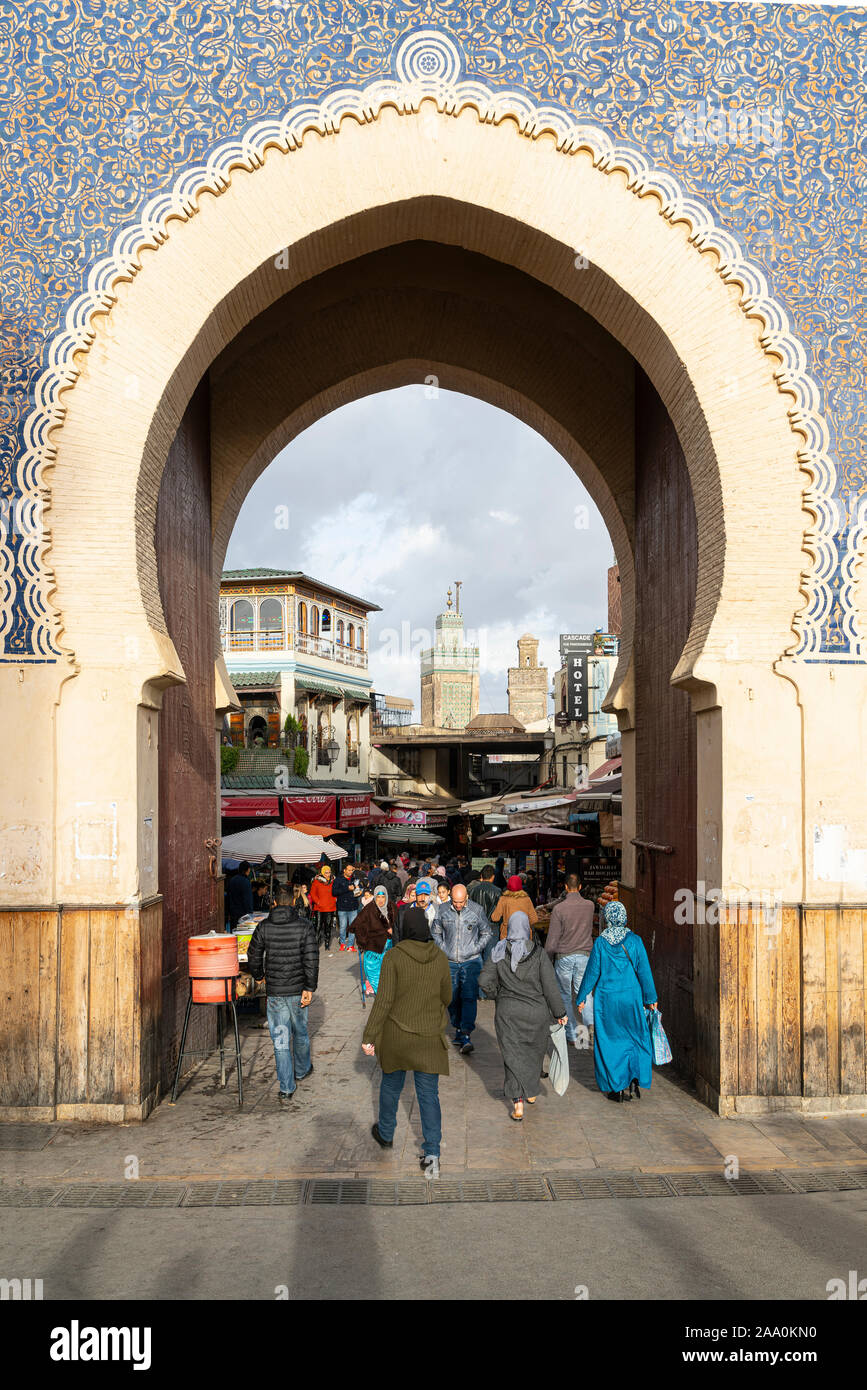 Fez, in Marocco. Il 9 novembre 2019. Il dettaglio del Bab Boujloud city gate Foto Stock