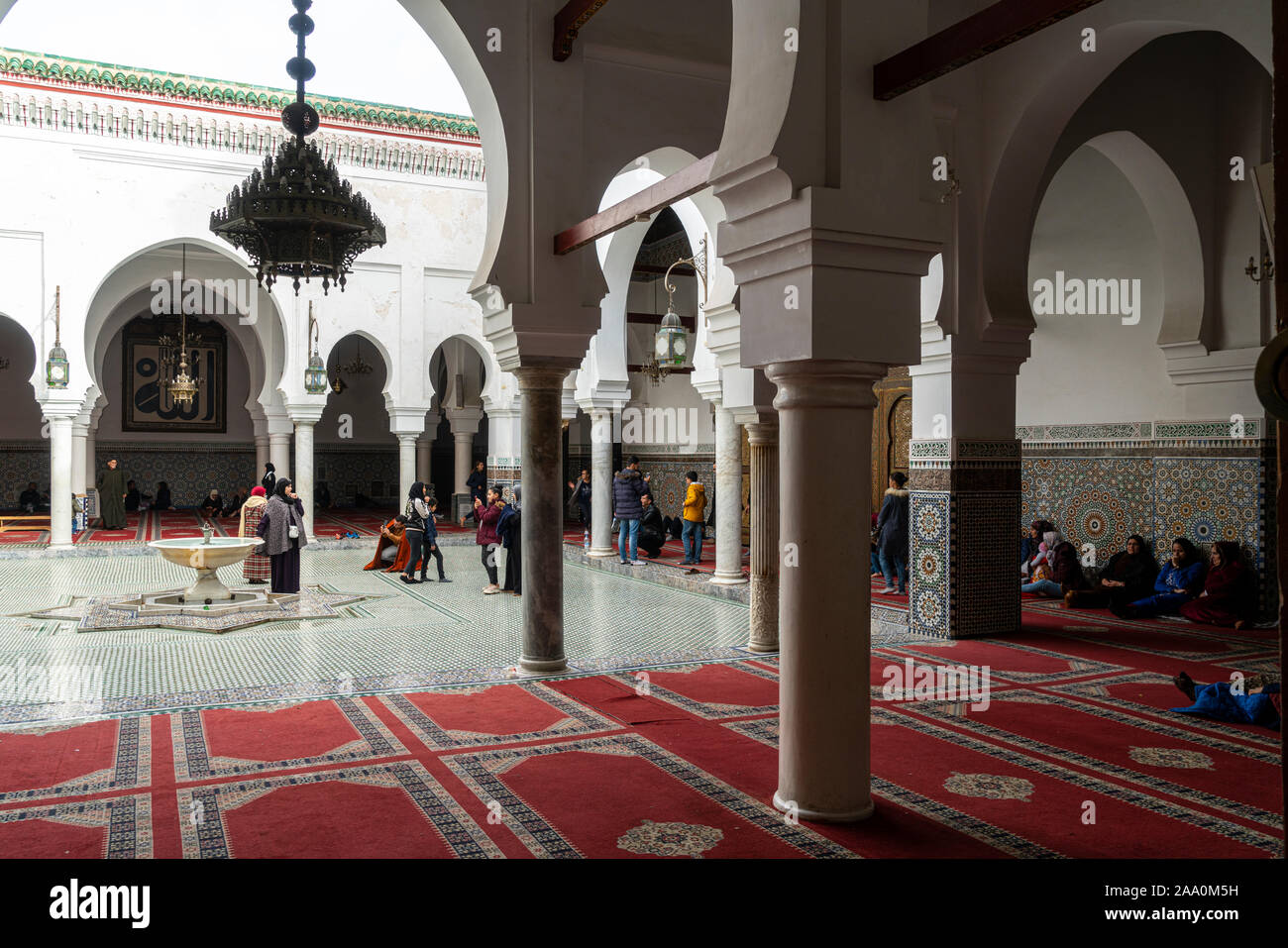 Fez, in Marocco. Il 9 novembre 2019. La vista dei fedeli in una moschea nella medina Foto Stock