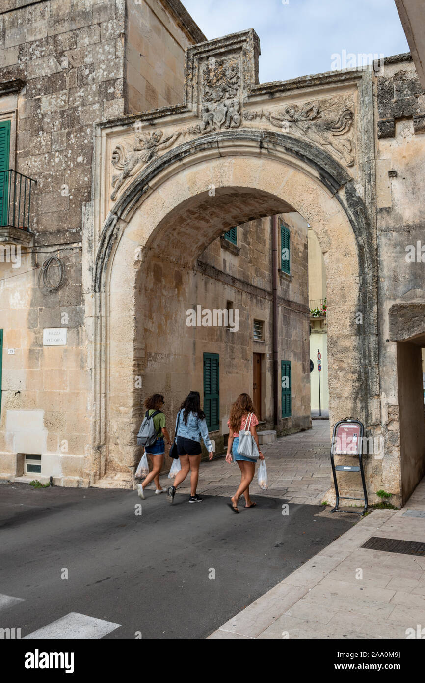 Gateway meridionale (la Caporta) delle antiche mura della città di Corigliano d'Otranto in Puglia (Puglia) nel Sud Italia Foto Stock