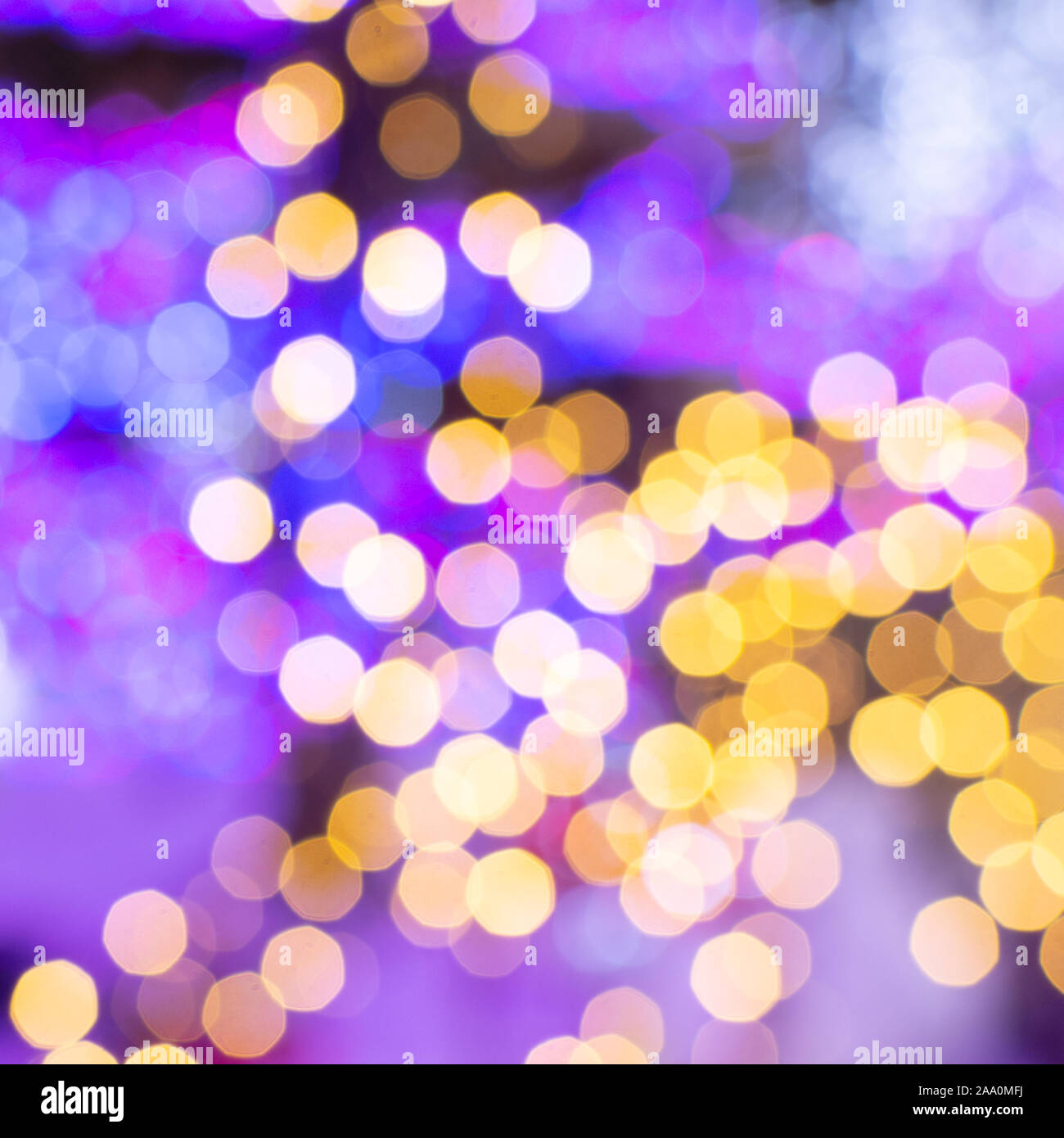 Composizione astratta, offuscata viola bianco giallo luci blu sfondo bokeh di fondo Foto Stock
