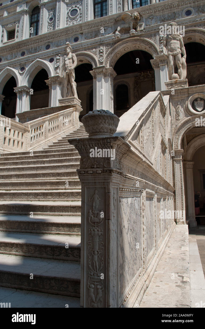 Venezia, Italia: Palazzo Ducale cortile, Scalinata dei Giganti. Le statue di Marte e Nettuno a guardia della parte superiore della scala Foto Stock
