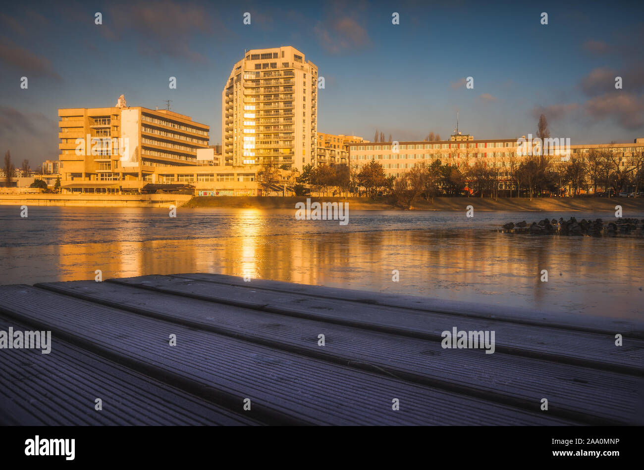 Edifici per uffici con riflessioni in semi Forzen Strkovec lago a Bratislava, in Slovacchia Foto Stock