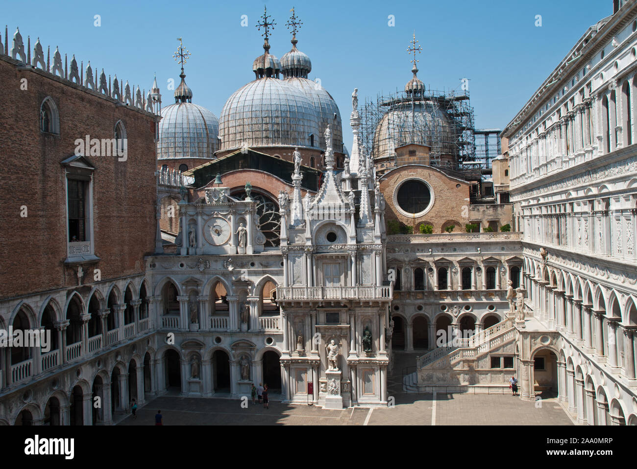 Venezia, Italia: l'Arco Foscari è nel cortile del Palazzo Ducale, la basilica di San Marco dietro di essa Foto Stock