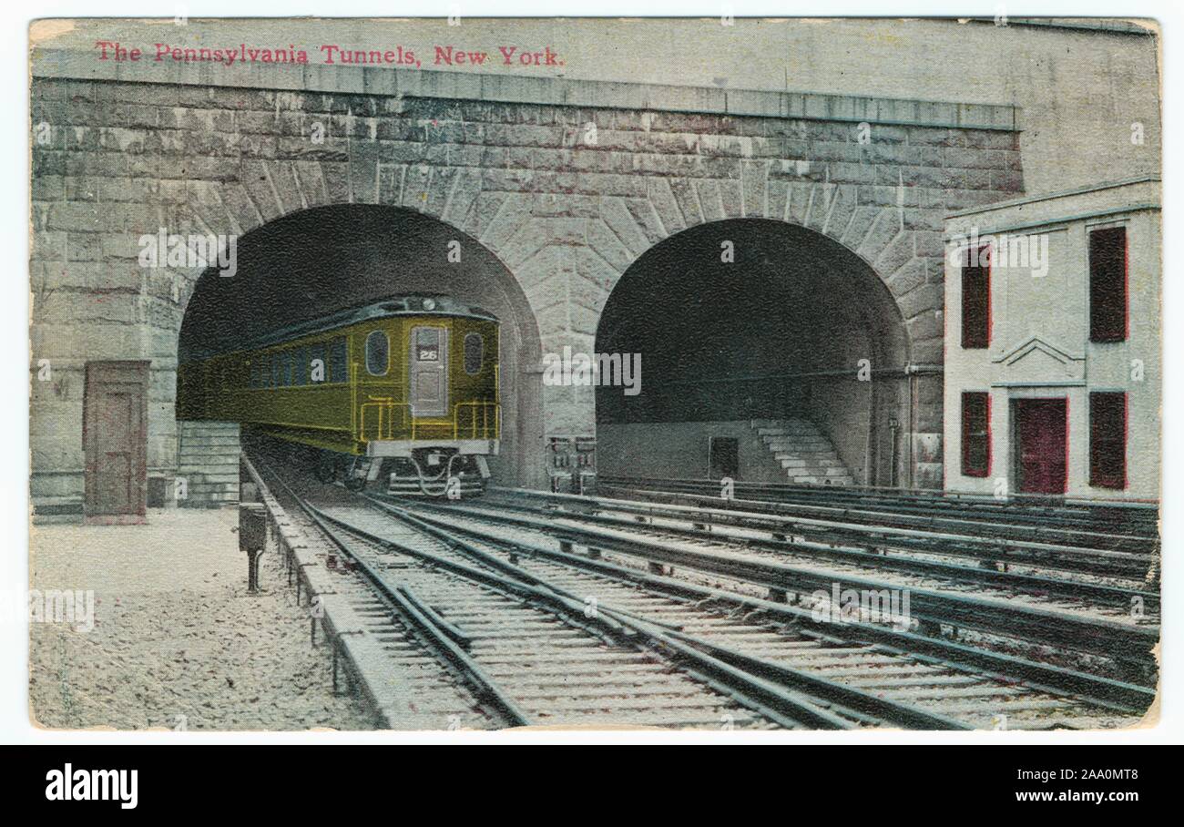 Cartolina illustrata di un motore elettrico in uscita uno dei tunnel alla Pennsylvania Station di New York City, pubblicato da Successo cartolina postale Co, 1912. Dalla Biblioteca Pubblica di New York. () Foto Stock