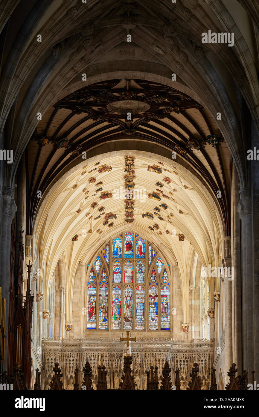 Finestra di vetro colorato all'estremità est dell'inglese cattedrale medievale a Winchester, Inghilterra. Foto Stock