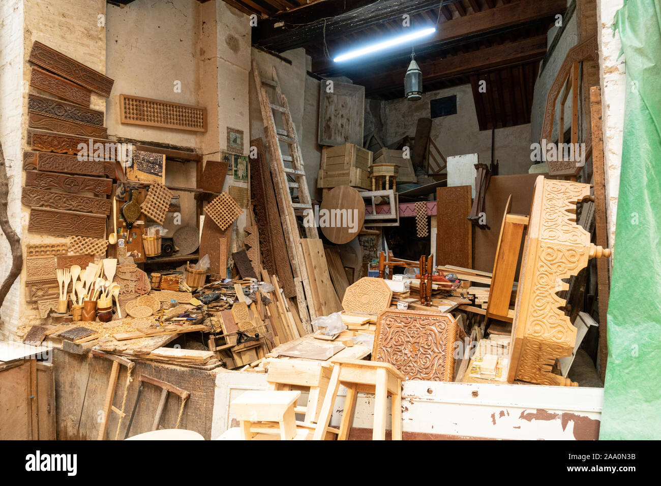 Fez, in Marocco. Il 9 novembre 2019. Il workshop di falegname nella medina Foto Stock