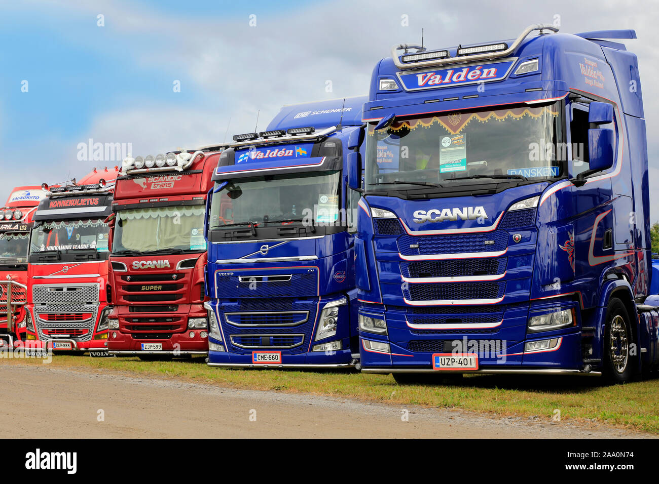 Personalizzati e nuovo blu e rosso Scania e Volvo autocarri pesanti schierate sul carrello di alimentazione Visualizza. Alaharma, Finlandia. Il 9 agosto 2019. Foto Stock