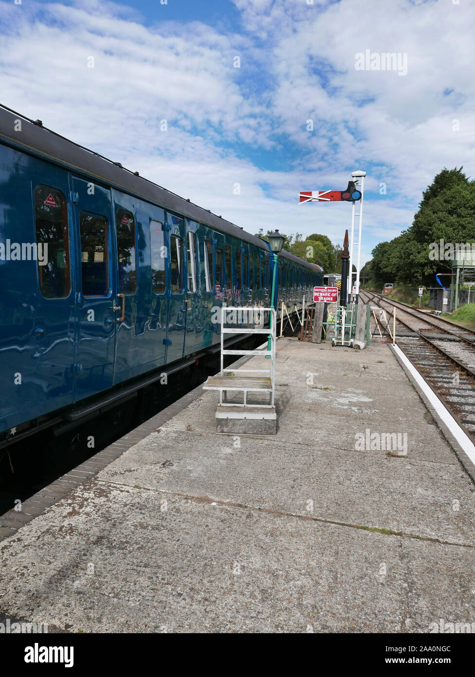 Una seduta del treno nella stazione di Isfield vicino a Uckfield in East Sussex, Inghilterra Foto Stock