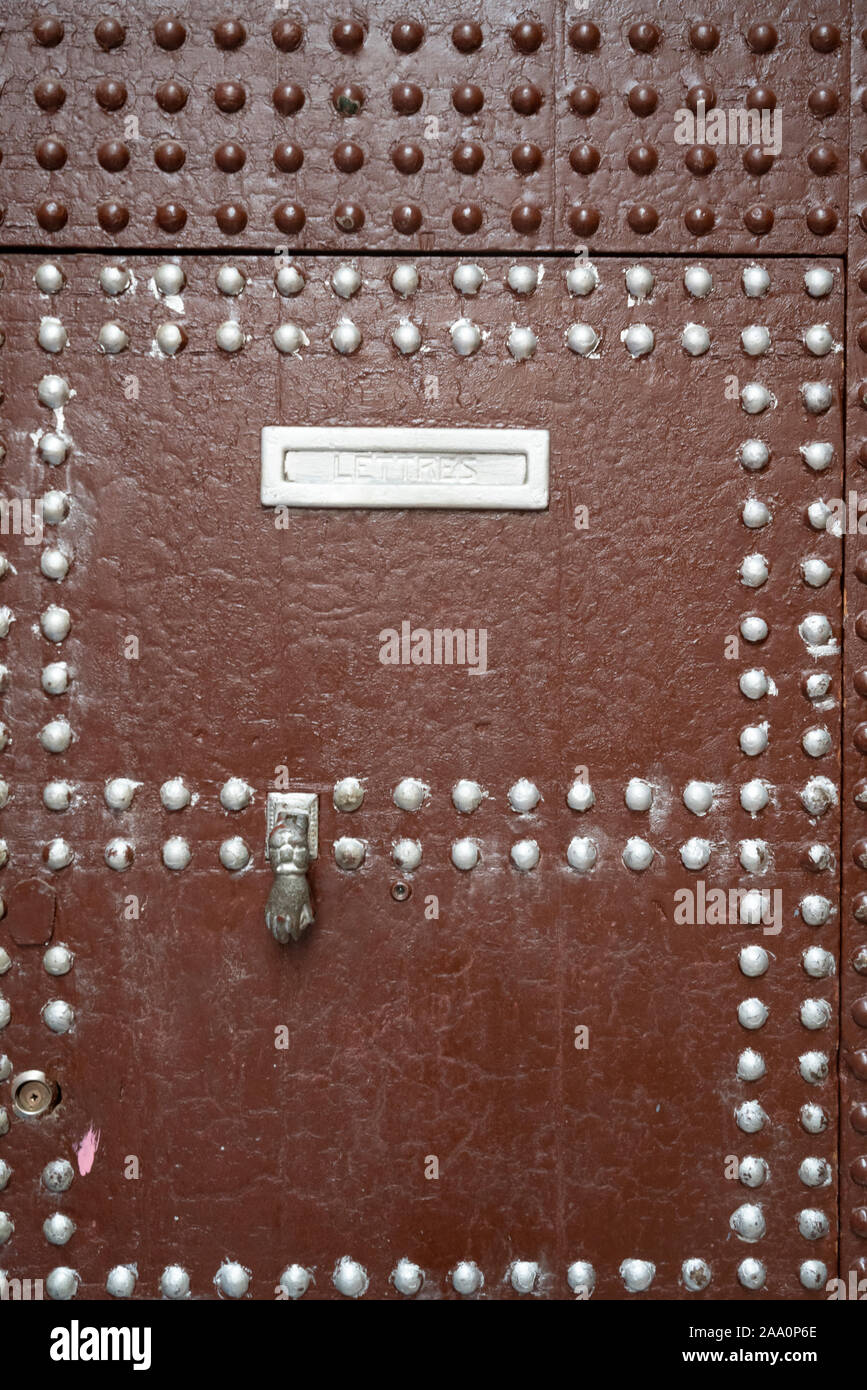 Fez, in Marocco. Il 9 novembre 2019. dettaglio dei portoni in legno delle vecchie case nel quartiere ebraico finemente decorate Foto Stock