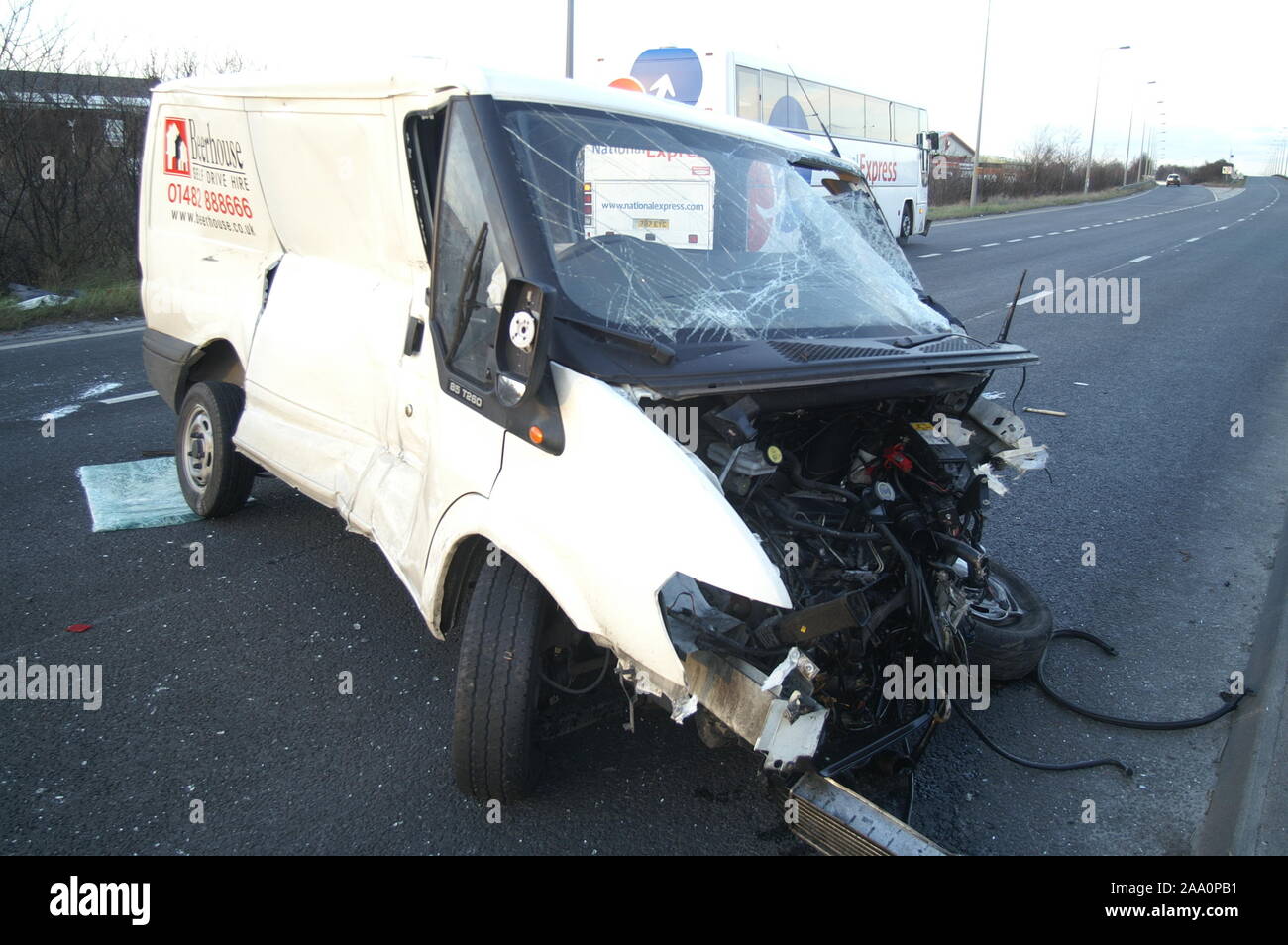 Il traffico su strada la collisione, bianco van crash in autostrada Foto Stock