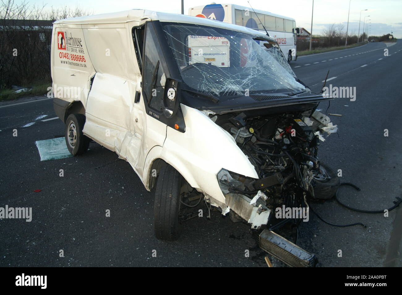 Il traffico su strada la collisione, bianco van crash in autostrada Foto Stock