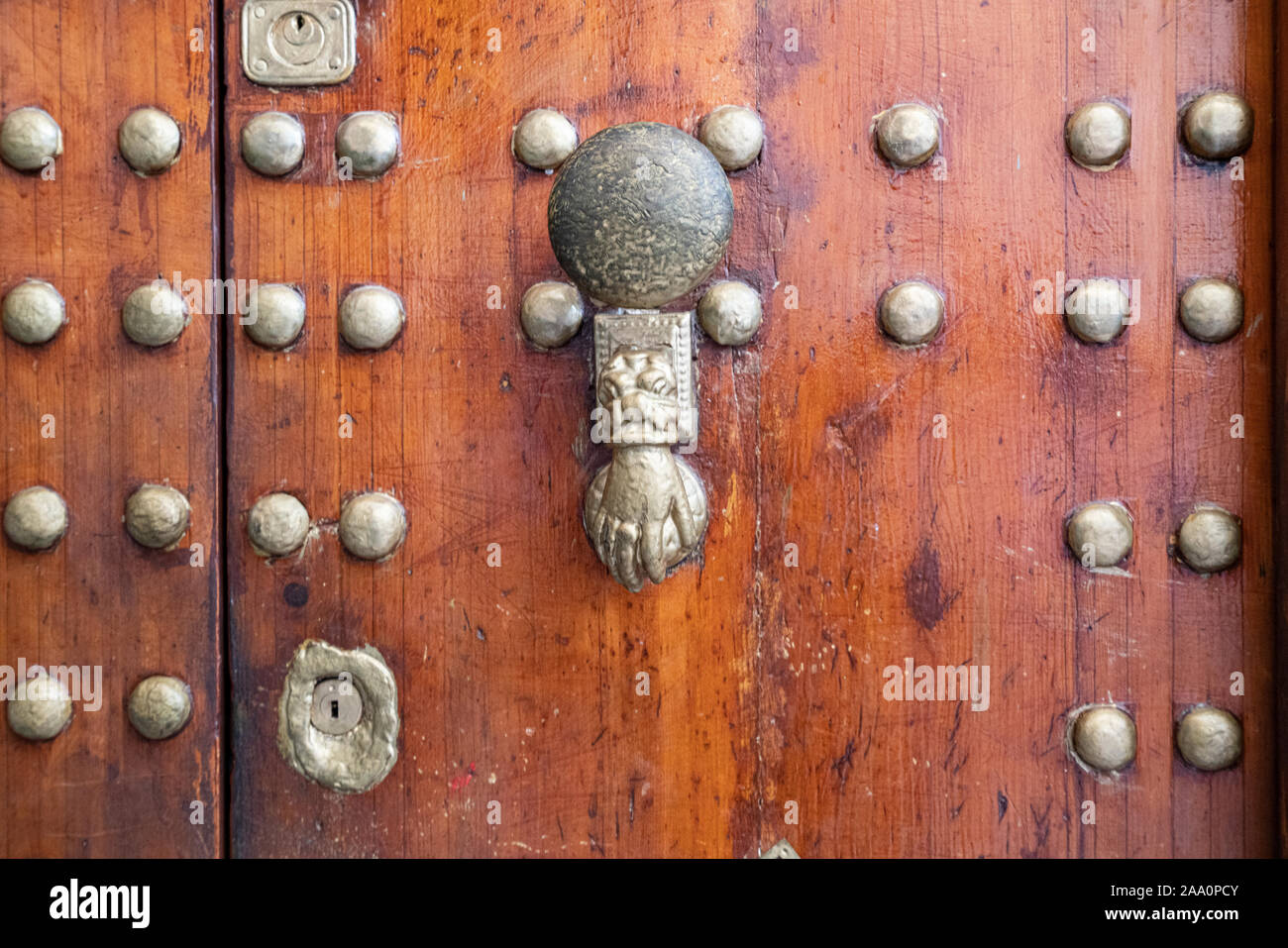 Fez, in Marocco. Il 9 novembre 2019. dettaglio dei portoni in legno delle vecchie case nel quartiere ebraico finemente decorate Foto Stock