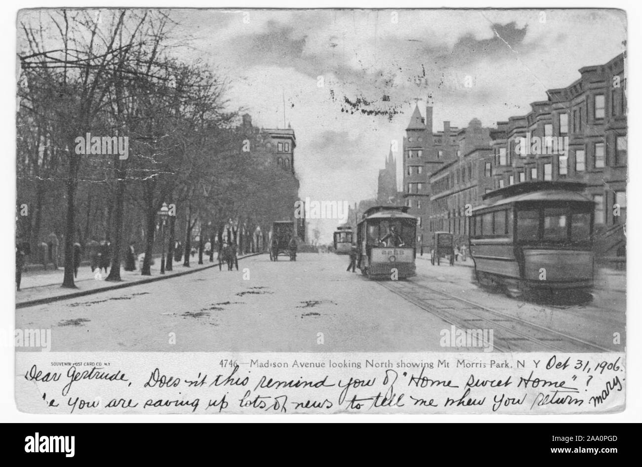 Cartolina inciso del tram e automobili in Madison Avenue guardando a nord e mostrando Mt. Morris Park, New York City, pubblicato da Souvenir Scheda Post Co, 1906. Dalla Biblioteca Pubblica di New York. () Foto Stock