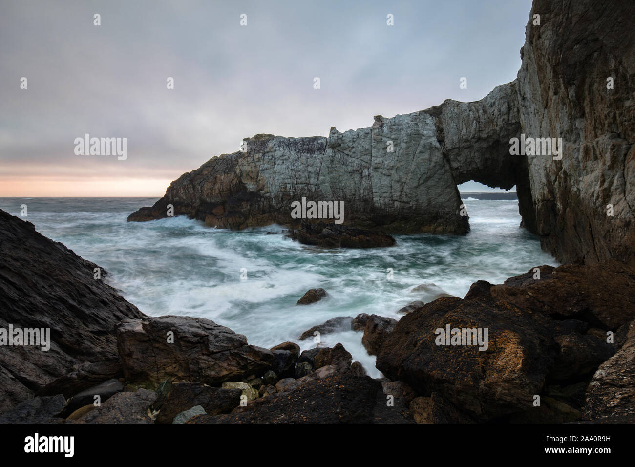 White Arch, Roscolyn, Anglesey, Galles Foto Stock