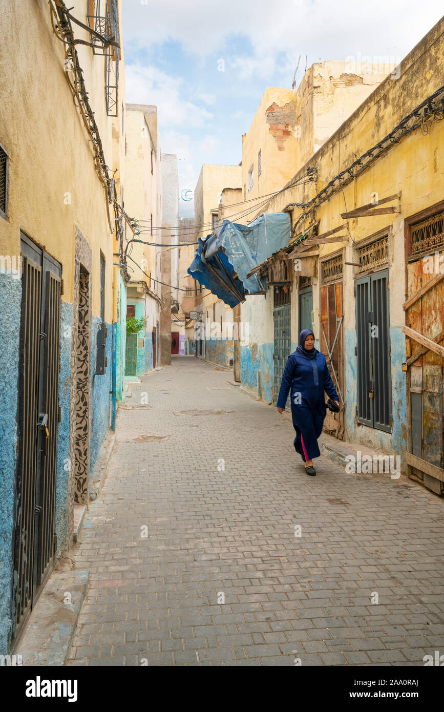 Fez, in Marocco. Il 9 novembre 2019. donne passeggiando per le strade strette del vecchio quartiere ebraico Foto Stock