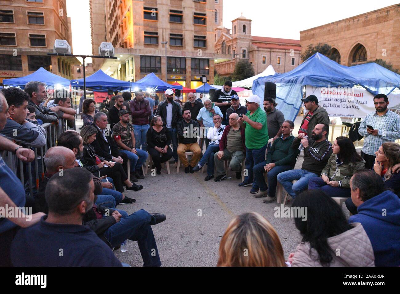 *** Strettamente NESSUNA VENDITA A MEDIA FRANCESI O EDITORI.Novembre 17, 2019 - Beirut, Libano: manifestanti raccogliere su la Piazza dei Martiri per festeggiare un mese dall'inizio della rivoluzione libanese. Foto Stock