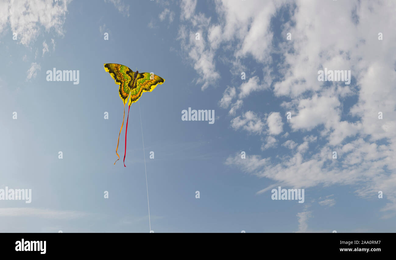 Aquiloni contro un cielo blu con nuvole Foto Stock