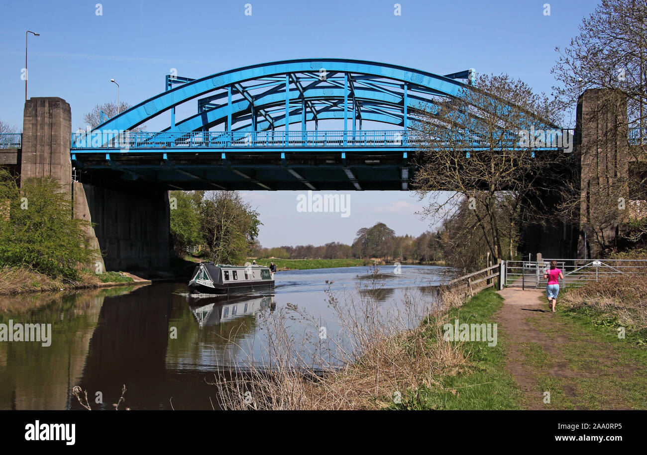 Ponte blu, attraversato il fiume Weaver , a Hartford, Northwich, Cheshire, Inghilterra, Regno Unito, CW9 1TF Foto Stock