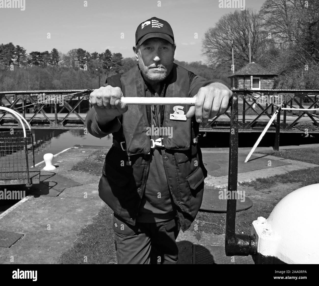 Mel, custode di bloccaggio sul fiume weaver, vicino a Northwich, Cheshire, British idrovie, ora Canal & River Trust, cacce bloccare Foto Stock