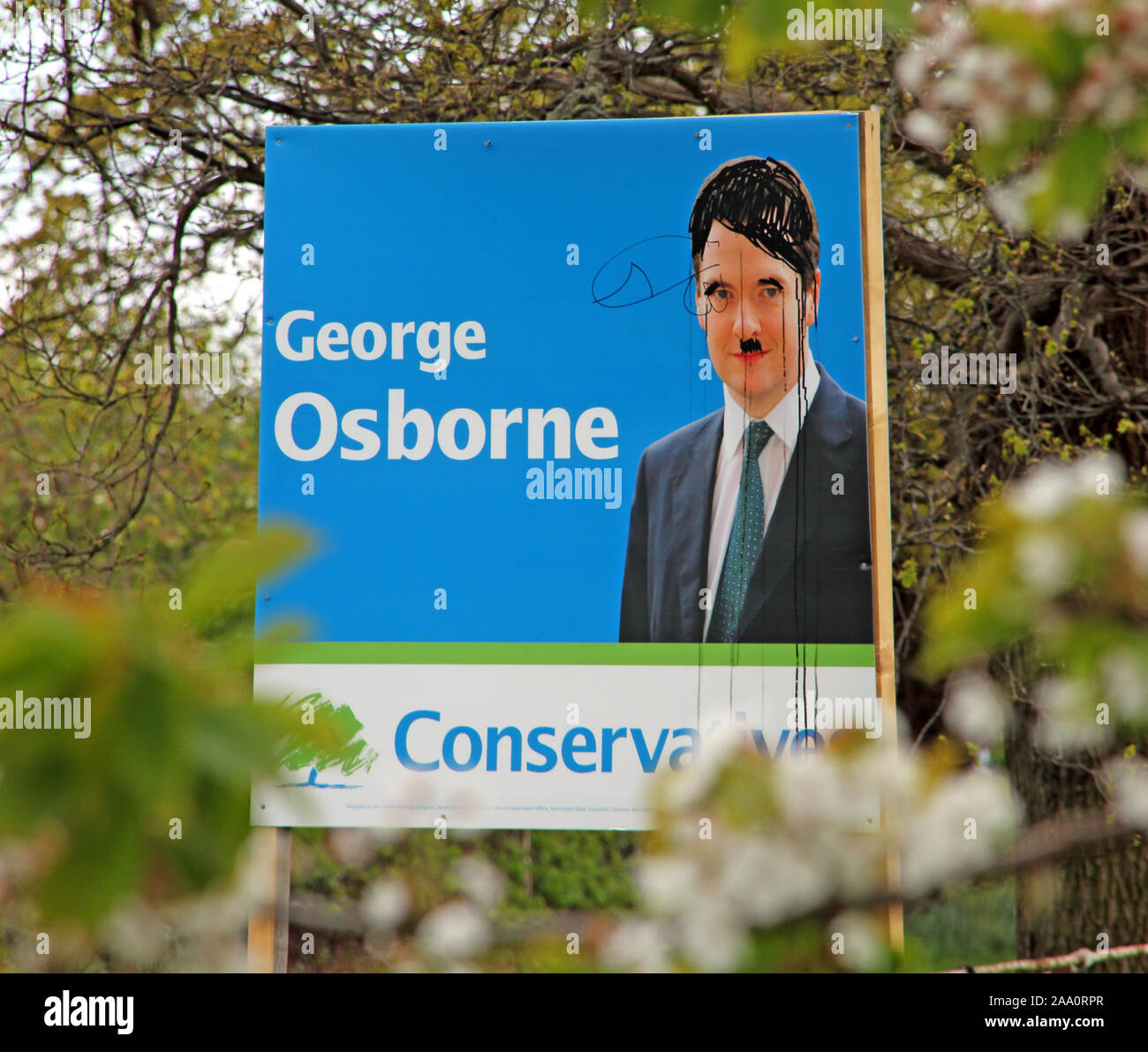 George Osborne rovinato conservatore manifesti elettorali e pubblicità Knutsford Tatton Cheshire, North West England, Regno Unito Foto Stock