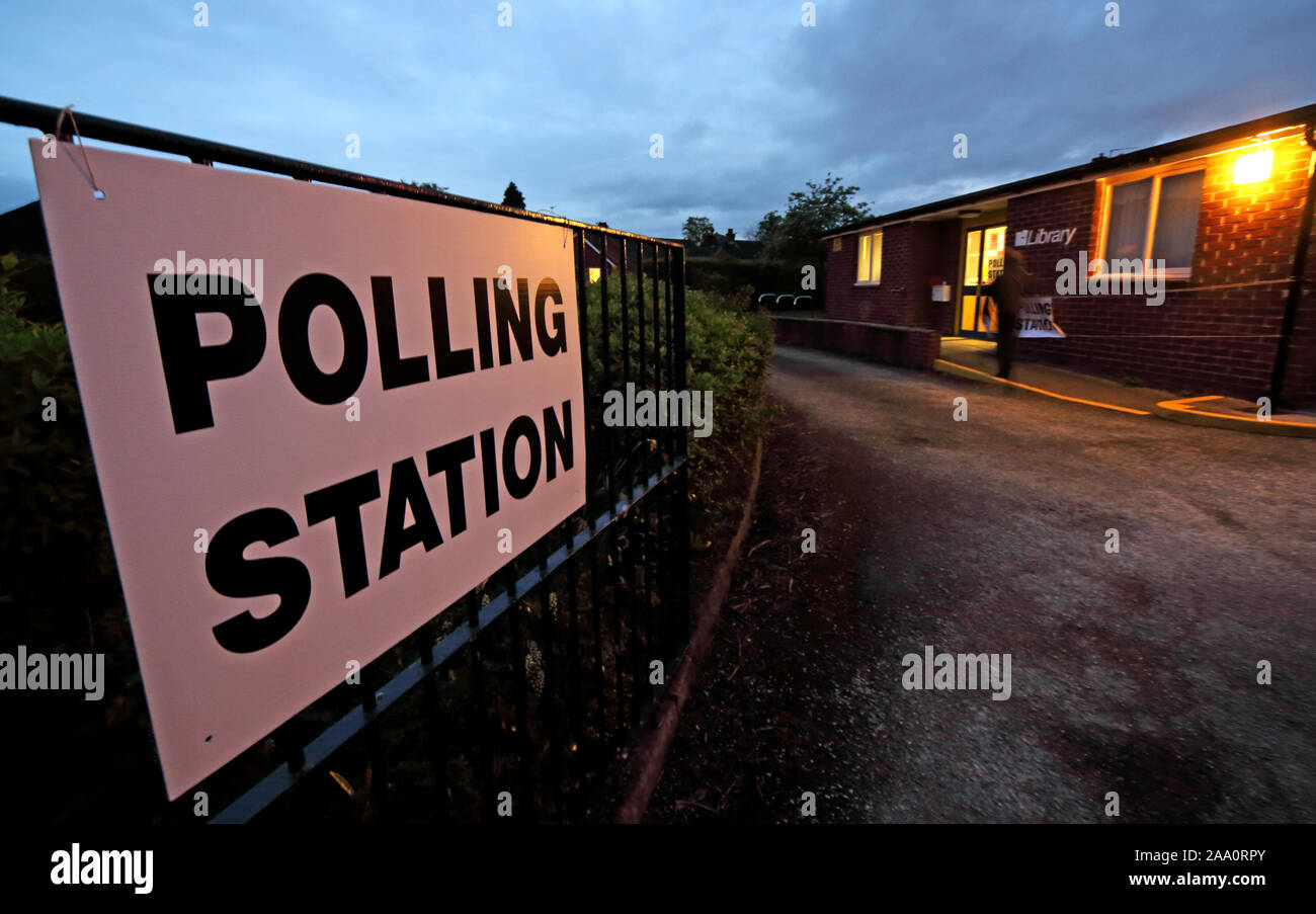 Regno Unito stazione di polling, aperto pronto per il voto, elezioni generali, Grappenhall libreria comunitaria, Albert Road, Grappenhall, Warrington, Cheshire,WA4 2PE Foto Stock