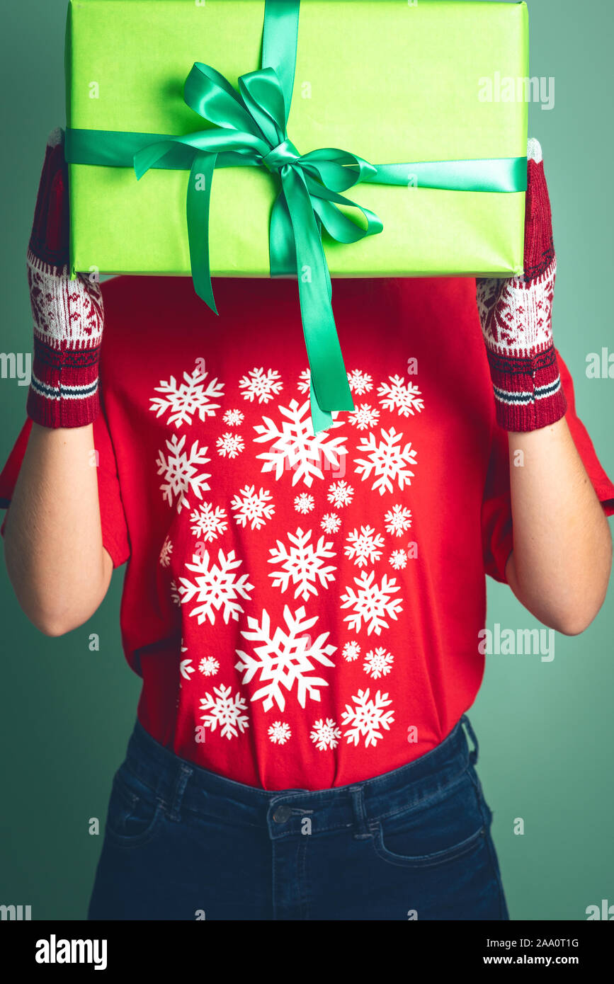 Ragazza con una scatola con un regalo per il Natale 2019. Foto Stock